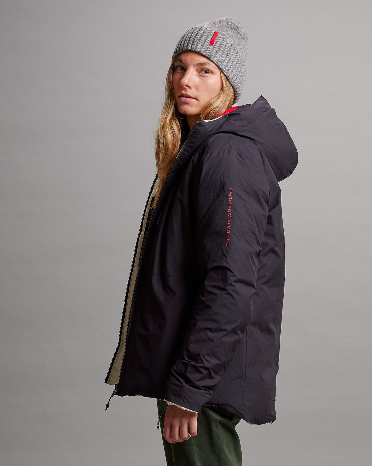 gore-tex-infinium-reversible-down-hood-jacket-D-1-R-BLACK-ONYX-CASTLE-WALL-DOWN-AND-INSULATED-JACKETS-the-mountain-studio-03