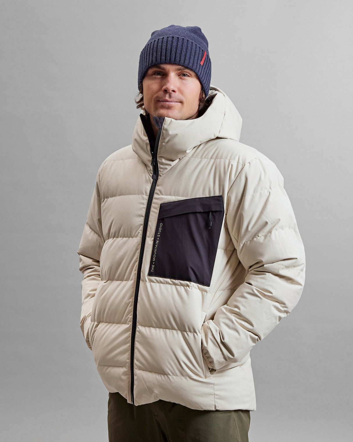 gore-tex-infinium-reversible-down-hood-jacket-D-1-R-BLACK-ONYX-CASTLE-WALL-DOWN-AND-INSULATED-JACKETS-the-mountain-studio-10